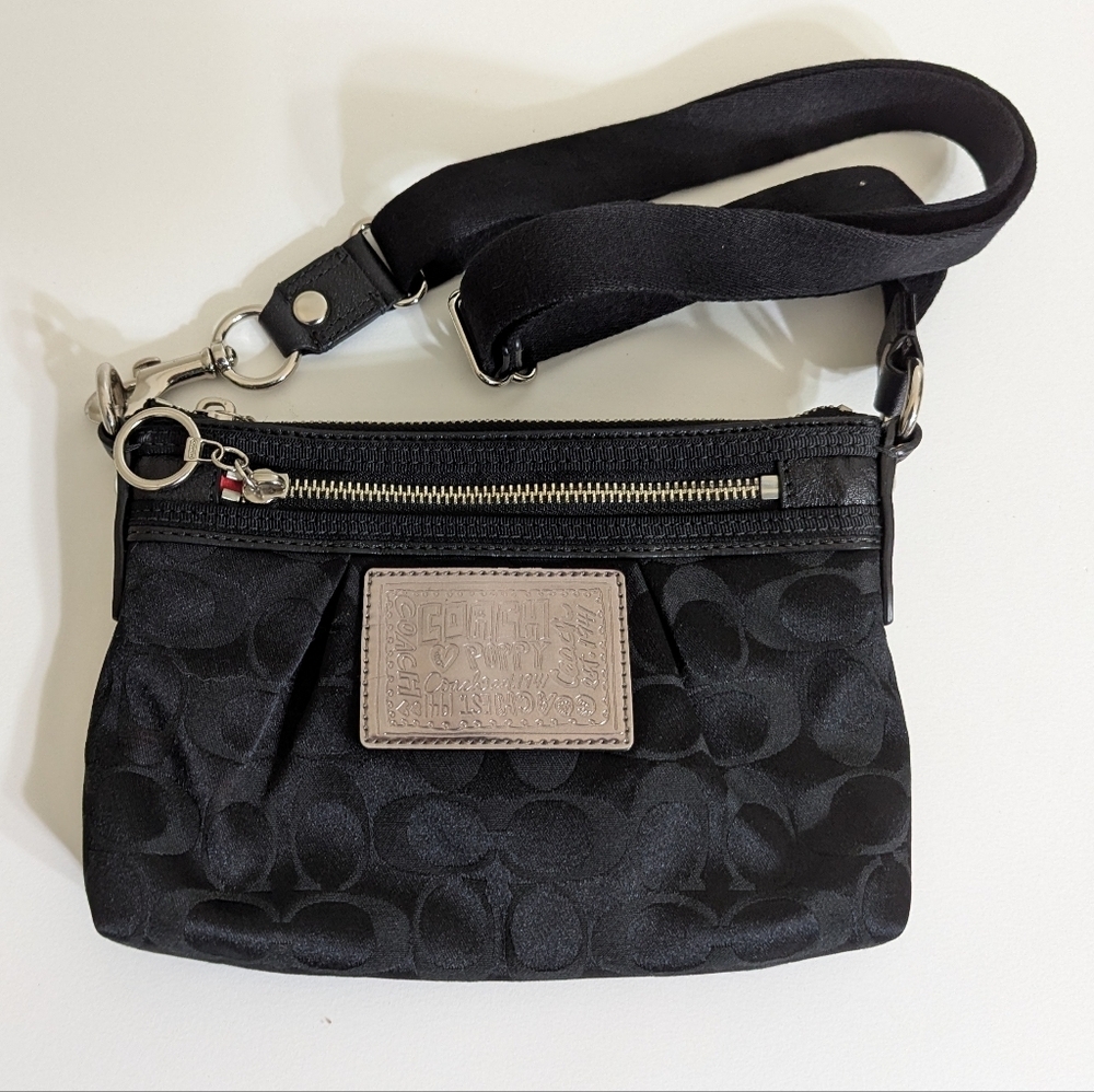 Coach Poppy Black Signature Swingpack Purse‎ Crossbody Adjustable Strap